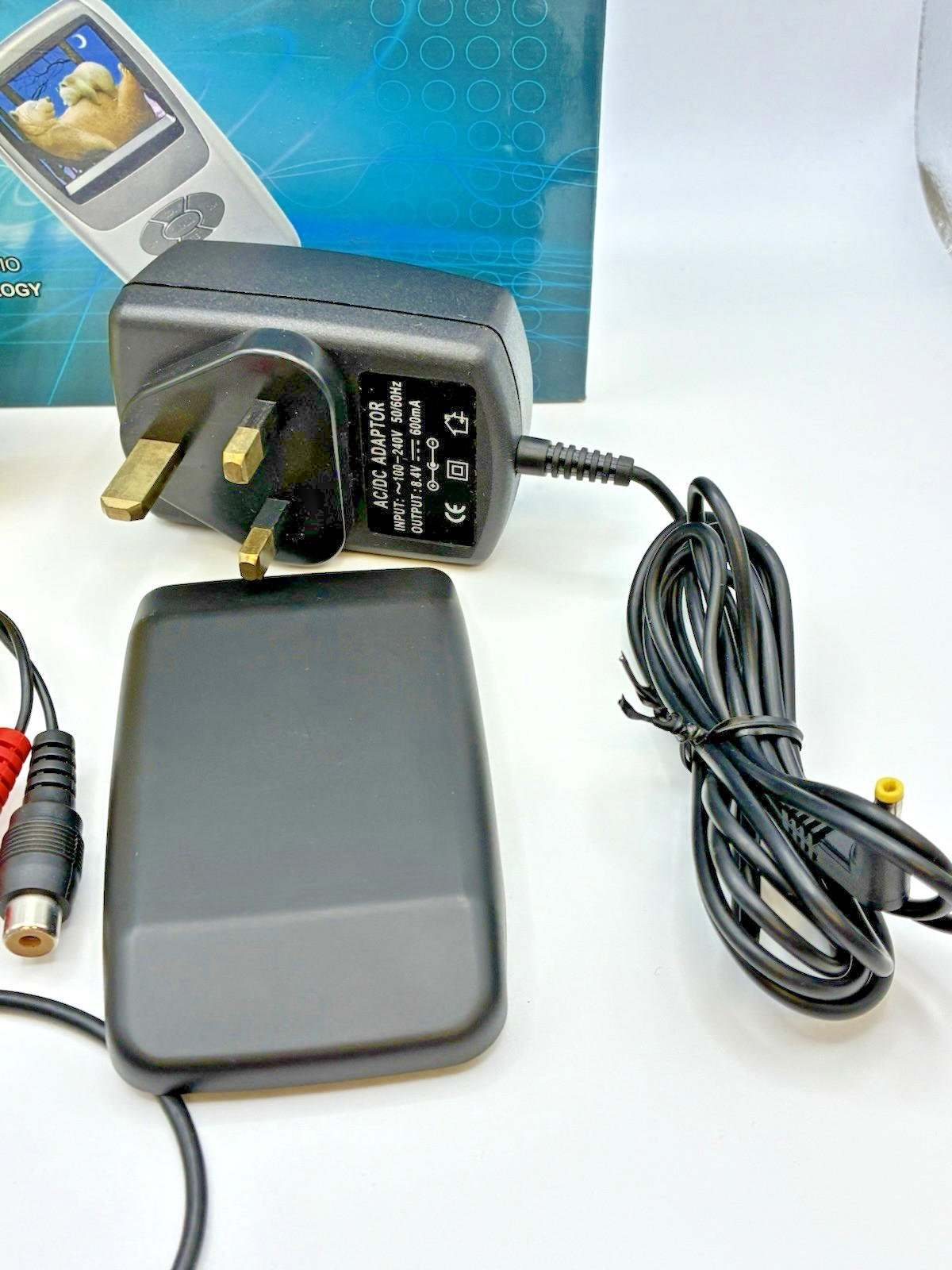 Handheld Tv/Radio/Monitor 2.5” screen with Battery Retro Radio works TV Untested